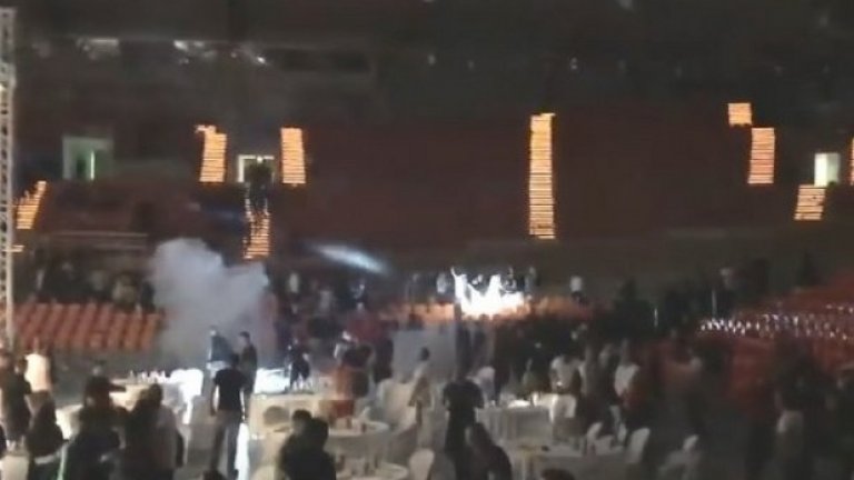 През май гениални предприемачи бяха решили да организират боксов мач между двама ултраси от фракции на Локо Пловдив и ЦСКА. Събитието в пловдивската зала "Колодрума" прерасна в масова бойна сцена, достойна за екшън с участието на Майкъл Дудикоф. Представителят на "Лаута Арми" спечели мача по точки срещу опонента от "Ред Енимълс", с което не бяха съгласни присъстващите "червени" фенове, очевидно притежаващи експертиза в боксовото съдийство. Така се стигна до въргал с участието на около 200 човека, гърмяха бомбички, хвърчаха маси, столове и факли, а величествените сцени се пренесоха и извън залата. Това беше пореден епизод от враждата между тези две агитки.