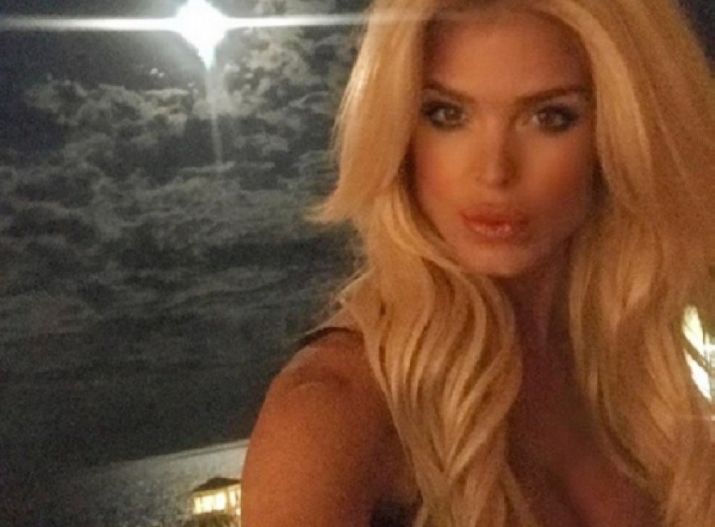 Обича да пее, дори записва албум
Един от по-малко известните факти за нея е, че обожава да пее. Дори има няколко успешни сингъла и записва цял албум. През 1999 г. излиза Girl on the Run, който става златен в Швеция, а най-разпознаваемите ѝ парчета са Hello Hey, Rocksteady Love и Party Line и продажбите валят.
През 2010 г. излиза още един неин сингъл - Saturday Night. Скромната ѝ музикална кариера се дължи на факта, че тя счита пеенето за хоби и не си представя да изкарва пари от него.