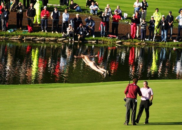 Това птица ли е? Или самолет? Марк лети от игрището в езерцето, а смаяните голфъри не знаят какво се случва. Влизанията на големи турнири по аристократичния спорт са една от големите слабости на Робъртс.