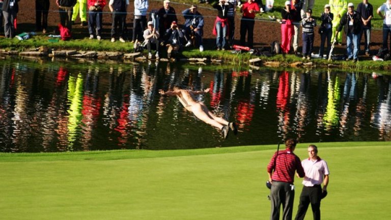 Това птица ли е? Или самолет? Марк лети от игрището в езерцето, а смаяните голфъри не знаят какво се случва. Влизанията на големи турнири по аристократичния спорт са една от големите слабости на Робъртс.