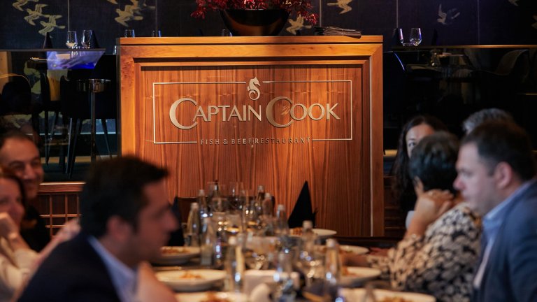 Преживяването на масата на Капитана беше истински висш пилотаж по остроумие, сладкодумие и усещане на живо какво се крие зад понятието joie de vivre