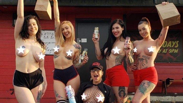 Стриптизьорки станаха топлес доставчици на храна заради COVID-19 -  Webcafe.bg