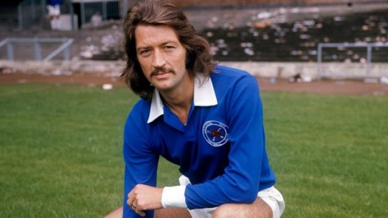 Франк Уортингтън – от Хъдърсфийлд в Ливърпул – 1972 г.
Една от най-великите истории във фътболния фолклор. Уортингтън се провалил на медицинските тестове в Ливърпул, защото имал болест, предаваща се по полов път. Официалната история е дори по-смешна: От Ливърпул заявяват, че Уортингтън не е издържал тестовете заради фисоко кръвно налягане. „Червените“ му дали седмица, за да се успокои, след което отново да се пробва. Вместо това, Уортингтън отишъл да купонясва в Майорка и отново се провалил.