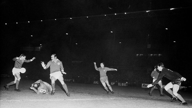 Първото поражение на Реал Мадрид на финал дойде през 1962 в Амстердам, когато Бенфика записа фамозното 5:3. Хеттрик на Ференц Пушкаш не бе достатъчен на "кралете" да стигнат до победата. Успехът на "орлите" пък беше втори пореден, но вече повече от половин век лисабонският колос не е печелил европейска купа. 