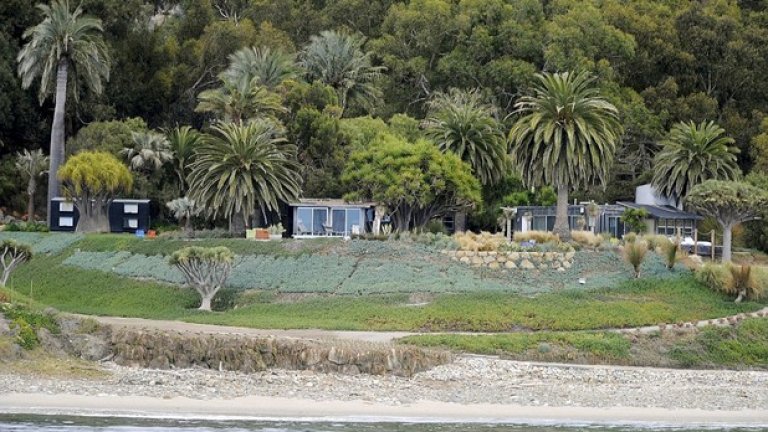 Тази плажна къща в Санта Барбара е буквално на брега на Океана и е закупена от Пит още през 2000 година за 4 млн. долара. Имотът е 11 акра.