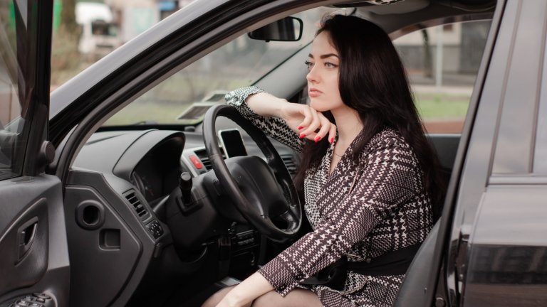 Карирана рокляКаретата се пренасят от добре познатите ни шотландски поли и се превръщат в цели рокли в грабващи окото мотиви. Карираните рокли, противно на митовете, отиват на почти всеки тип фигура, стига да с правилната дължина и с правилния десен. Само избягвайте твърде дребните карета, за да не си помисли някой, че сте навлекли покривката за маса.