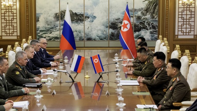 При посещението си Шойгу е разгледал и образци на новата военна техника на Северна Корея