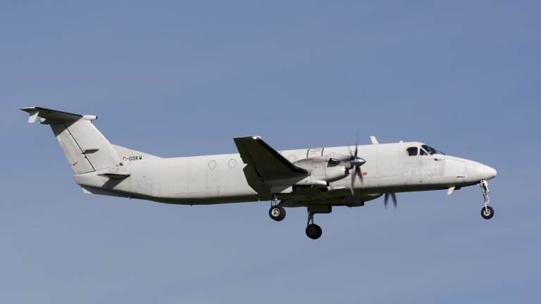 На борда на машината Beechcraft 1900 е имало 13 пътници и двама членове на екипажа