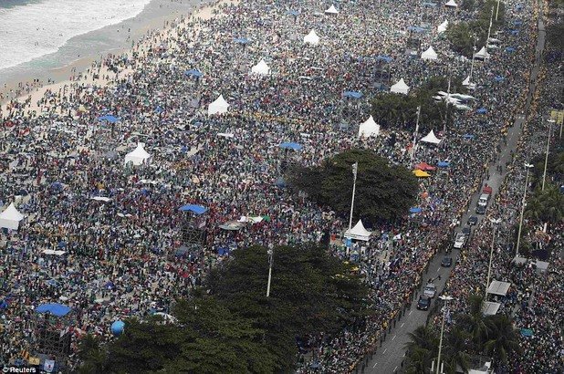 Концерт на Род Стюард на Копакабана, Рио де Жанейро

Безплатният концерт на изпълнителя, организиран по случай бразилската Нова Година събира 3 500 000 души на плажа Копакабана в Рио де Жанейро през 1994 година. Според други данни са присъствали около  4 200 000 души. Във всички случаи това е трудно да се установи, тъй като е имало слушатели както на плажа, така и по улиците наоколо