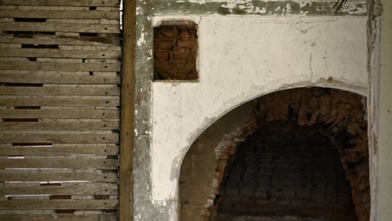 Старата камина отдавна не е усещала топлината на огъня, а тухлите една по една падат от беззъбата й паст