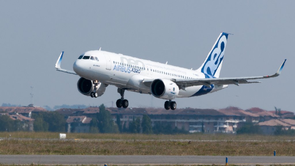 Airbus_A320neo_landing_01