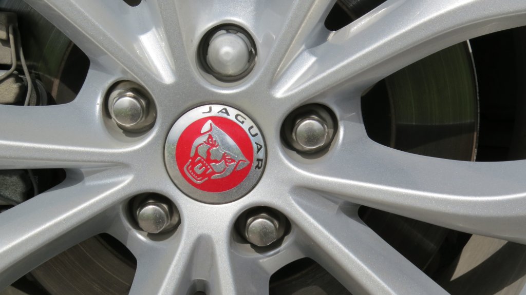 Задвижването на четирите колела е идентично с това при спортното купе F-Type AWD