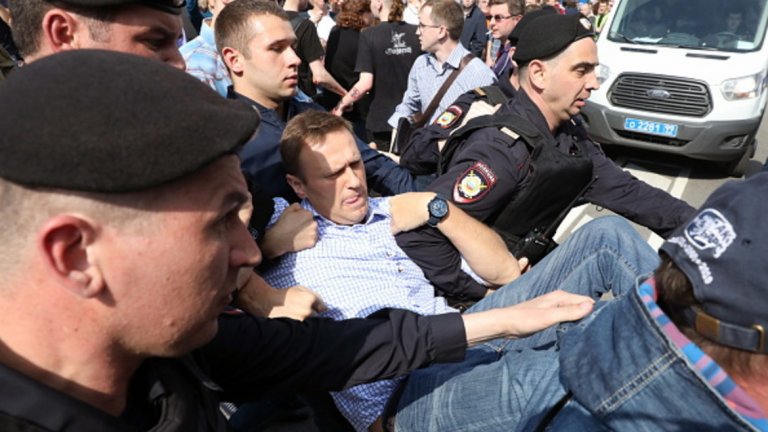 Навални беше задържан по време на протести в Москва
