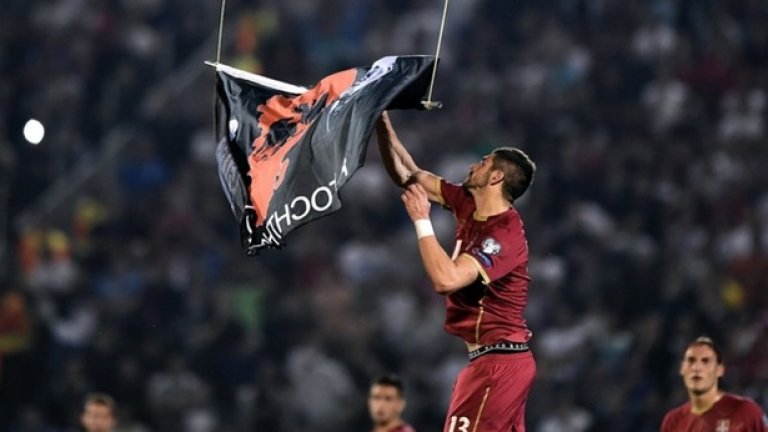 Исмаил Морина. Няма смисъл да го търсите в картотеката - това въобще не е футболист. Всъщност Исмаил пилотира прословутия дрон в Белград (на снимката). Наскоро той бе арестуван в Тирана заради притежание на незаконно оръжие. Морина е третиран като герой в родината си - хората му благодарят за служебната победа и го аплодират за факта, че на практика сам изхвърли сърбите от битката в квалификациите.