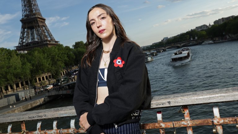 Бомбър якета
При връхните дрехи бомбър якетата държат короната. Те са най-интересната тенденция, която привлече вниманието на социалните мрежи, дизайнерите и стилистите.
Известни са още и като пилотски якета, тъй като свободната им кройка наподобява връхните якета на летците. За новия сезон най-модерното бомбър яке ще е коженото, като препоръчваните цветове са черно и кафяво.