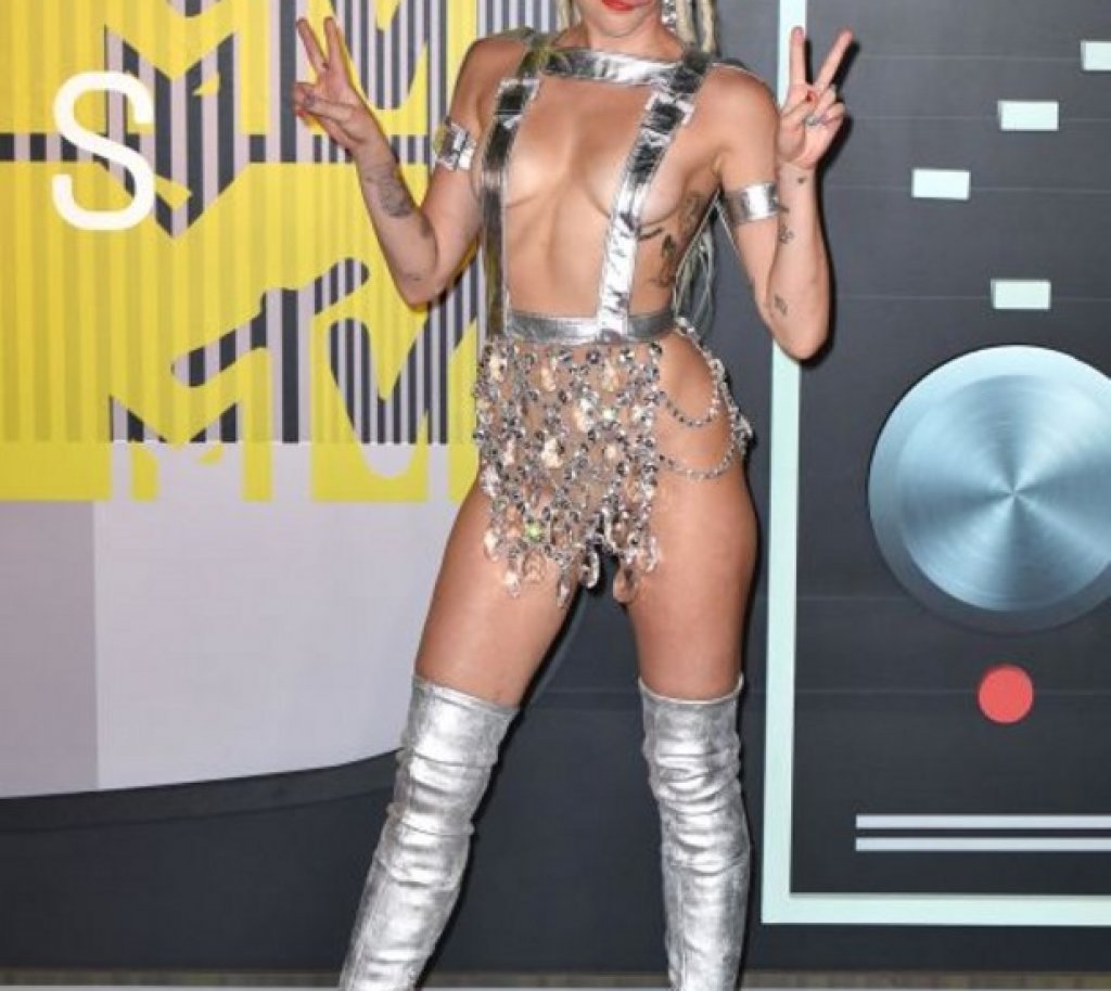 През 2015-та Майли Сайръс се появи на наградите на МТV облечена (по точно събелчена) от Versace, което нямаше как да остане незабелязано