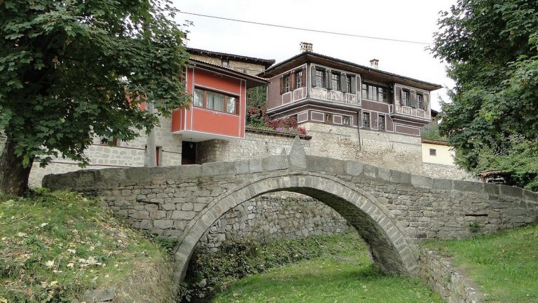 Разбира се, това не е всичко. Старите възрожденски къщи и над 40 чешми, строени през различни периоди от историята на Копривщица, подканят към още и още разходки из града. Не само историята привлича туристи, а и природата. Съвсем наблизо са връх Голям Богдан – най-високият в Средна гора (1604 м), мястото за поклонение връх Свети Илия, защитените морени Сополивите камъни, резерват "Богдан", местността "Въртопа", както и уникалните връх Барикади и защитеното дърво "Кривата бука".
Но освен история, градът има и европейски облик, гостоприемни хотели и заведения с традиционна кухня и музика. Така че не се чудете дали да предприемете пътуване до там. Отговорът според нас винаги трябва да е положителен. 
Снимка: Wikimedia Commons/Nikolai Karaneschev