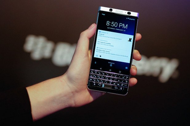 BlackBerry KeyOne

Само преди няколко месеца BlackBerry обявиха, че спират да произвеждат мобилни телефони. Новият KeyOne маркира завръщането на бранда, макар и през нов производител - китайската компания TCL. Устройството обаче притежава всички качества на известния бизнес-телефон, включително физическата клавиатура. 
