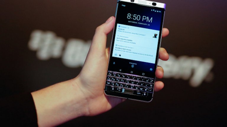 BlackBerry KeyOne
Само преди няколко месеца BlackBerry обявиха, че спират да произвеждат мобилни телефони. Новият KeyOne маркира завръщането на бранда, макар и през нов производител - китайската компания TCL. Устройството обаче притежава всички качества на известния бизнес-телефон, включително физическата клавиатура.