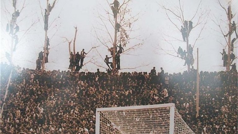 2 ноември 1977 г. Така изглежда стадион "Бончук" в Дупница (тогава Станке Димитров) при триумфалното 2:0, с което Марек поваля Байерн.