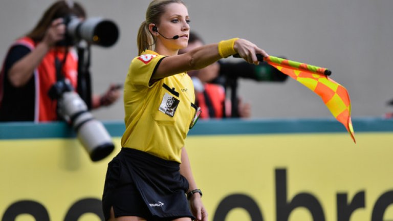 Тя нашумя след като съдийства на мач на Сао Пауло за Купата на Бразилия през 2014 г.