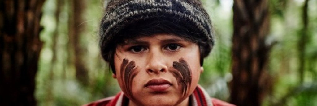 Hunt for the Wilderpeople

Тайка Уайтити е новозеландският режисьор, избран от Marvel да режисира третата част на „Тор”, която предстои догодина. Преди да се залови с предстоящия блокбъстър, той реализира необичайната хорър комедия What We Do in the Shadows, както и Hunt for the Wilderpeople – ексцентрична история за израстването, включваща проблемно момче, избягало сред дивата новозеландска природа и предизвикало национално издирване. Филмът вече беше показан на „Сънданс” и на още доста фестивали, завоюва и няколко награди, а по американските кина тръгва през този месец.
