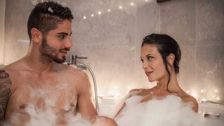 16. Отпуснете се с детоксикираща вана
Вместо да вземете бърз душ, опитайте да се отпуснете във ваната.
Отделянето на няколко допълнителни минути за вана ще помогне да изчистите тялото си от токсини, да освободите силата на етерични масла и да успокоите както тялото, така и мозъка си.