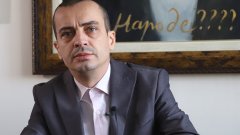 Отстраняването му става със заповед на кмета Йорданка Фандъкова, като мотиви не се посочват в съобщението на Столична община