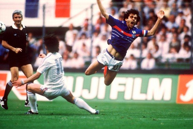 1984 г. - Мишел Платини сам донесе титлата на домакините с 9 гола в пет мача.