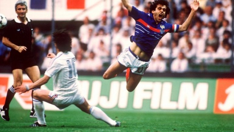 Мишел Платини, Франция
На европейското първенство през 1984 Платини беше във върхова форма. Мишел току-що беше подписал с Ювентус и сам поведе Франция към върха. По това време на европейските финали участваха само 8 отбора, разделени в две групи по 4. За пет мача на Евро ’84 Платини вкара 9 гола, включително два хеттрика срещу Белгия и Югославия и отбеляза на полуфинала и финала.