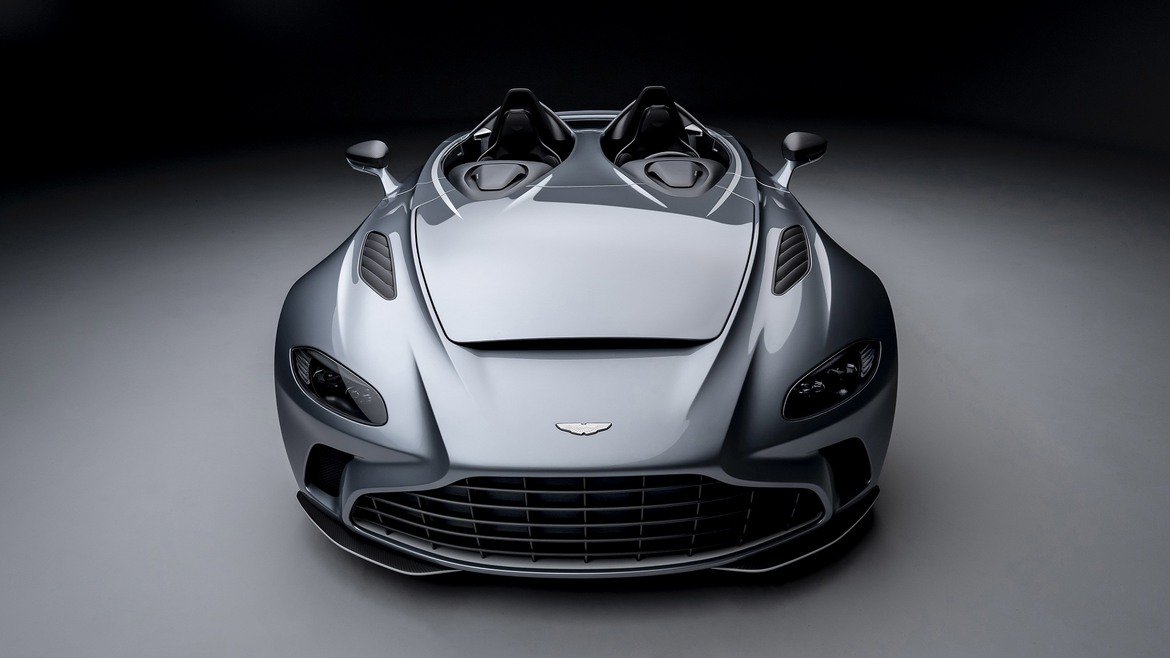  Aston Martin Speedster 

Този Aston Martin струва над 950 хил. долара и е планиран да се произведе в лимитиран брой автомобили - от него ще бъдат направени точно 88 бройки. А това всъщност не е просто обикновен кабриолет - колата всъщност няма никакъв покрив или предпазни стъкла около седалките. 

12-цилиндровият двигател е със 700 конски сили и може да вдигне от 0 до 100 км/час за 3,5 секунди. Максималната скорост, която Speedster развива, е 300 км/час, а облият нисък профил е предвиден да напомня на старите състезателни коли и по-точно на Aston Martin DBR1, който е печелил състезанието на Льо Ман. 

Доставките на колата трябва да започнат в началото на следващата година, макар че по-голямата част от бройките вече са поръчани и заплатени. 