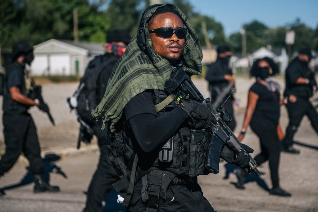 Коалиция "Не се е*аваме" - шествията на черната милиция плашат и дразнят мнозина в САЩ