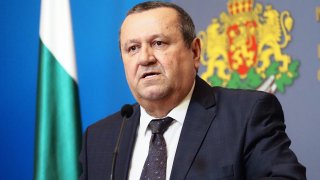 Помощта за уязвимите няма да чака изборите, обясни ресорният министър Адемов
