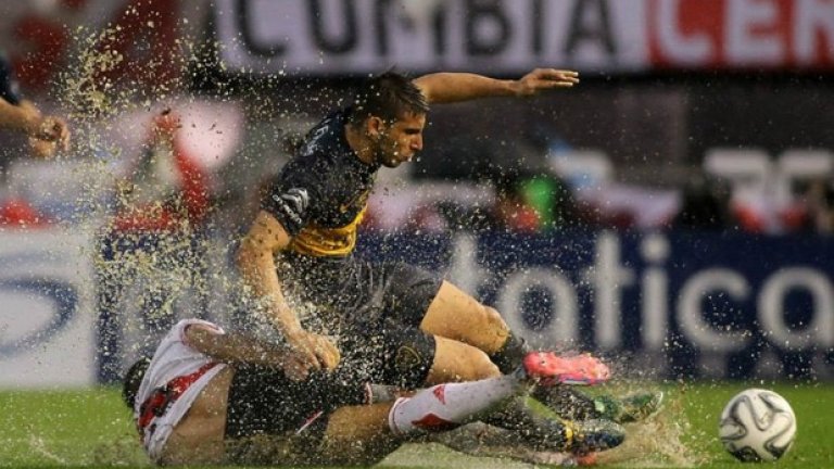 Последното Суперкласико преди месец се игра в над педя вода и футбол нямаше. Завърши 1:1.