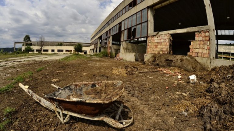 Тишината е налегнала площадките, по които някога са сновяли забързаните работници, изпочупените прозорци на опразнените халета проскърцват под напора на вятъра, а природата бавно си възвръща изгубената територия, покривайки я с гъста растителност