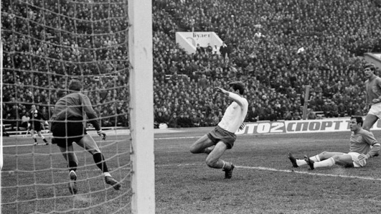 2. Мистър Андерсън и преводачката
България – Холандия 2:0, 27 октомври 1968 г. 
В кампанията за участие на световното първенство в Мексико `70 България се пада в една група с Холандия и Полша. Ако искаме да се класираме, трябва на всяка цена да победим „лалетата” в София. За тази цел тарикатите от футболната федерация скрояват номер на рефера, пратен да ръководи двубоя с холандците в София. Това е шотландецът Бил Андерсън, към когото е прикрепена засукана преводачка от службите за сигурност. На вечерята преди двубоя мистър Андерсън се поотпуснал, пил повече вино, танцувал с момичето, може и да е пускал ръка… Уж човещинка, но на сутринта събуждат съдията с милиция, за да го уведомят, че младата дама се чуди дали да не подаде жалба за разврат. А в онези години наказателният кодекс в България предвижда затвор за подобно нещо. Шотландецът се стряска не на шега, че ще се озове в някой милиционерски кауш в София. 
„Ние ще гледаме някак да уредим нещата, ама и вие, ако може, да ни помогнете...”, нашепват нашите хора. Накрая става ясно, че ако бием холандците, Бил Андерсън си заминава обратно за Глазгоу. Ако не бием – не се знае. 
Почти до края на първото полувреме играта върви без гол. Точно тогава Христо Бонев пробива отбраната на Холандия. По петите му е Ринус Израел. Опитва да му отнеме топката отзад, а Бонев усеща, че сега е моментът, и пада в наказателното поле. Мистър Андерсън само това и чака, за да свири дузпа. Холандците протестират, по-късно вадят и фотокадър (на снимката), с който твърдят, че българинът е симулирал. И наистина, холандският защитник Ринус Израел е на повече от метър от него в момента на падането, при това седнал на земята. Бонев е точен при дузпата, а след почивката Гунди прави 2:0. В края на кампанията именно тази победа се оказва решаваща за класирането ни в Мексико `70.