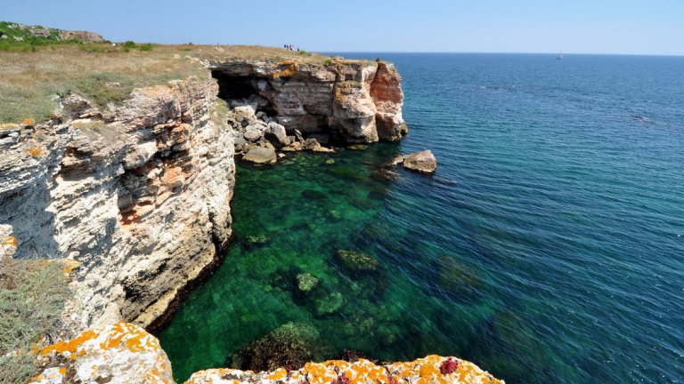 Благодарение на него, Камен бряг се оказва неочаквано добра туристическа дестинация за родители, чиито деца ще стават математици или физици. И не само. Тет организира курсове по танго, на което се е отдал от петнадесетина години. Никой от неговите ученици засега не е спечелил танцово състезание, но със сигурност им е забавно.