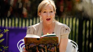 Според писателката с всички до момента получени заплахи тя може да облепи цялата си къща