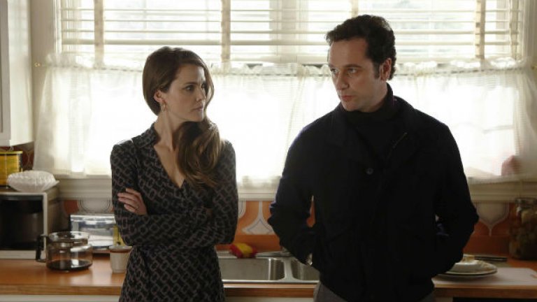 The Americans (FX)
Все по-често определян като най-добрата ТВ драма в момента. Двама съветски шпиони, специално обучени и тренирани, са внедрени в Америка с цел да шпионират американското правителство. На пръв поглед те са нормално американско семейство – с къща, кола, дете, и са привидно отегчени от консуматорското общество, но иначе щастливи. 
Така започна сериалът през 2013-а, а две години по-късно, и трети сезон подред, The Americans все още е във върхова форма, а изпълненията на Кери Ръсел и Матю Райс като фалшива семейна двойка, бореща се със собствените си демони и водеща тиха война с Русия и Америка, сякаш стават все по-добри. Догодина чакваме сезон 4.