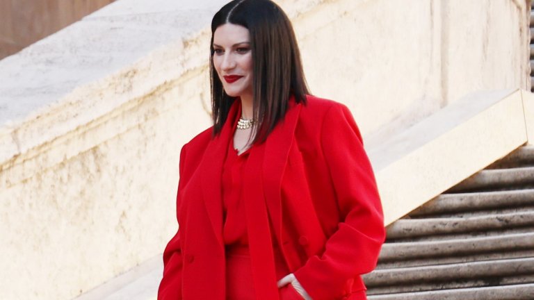 Код „червено“
Един от първите въпроси на почитателите на модата винаги е: „Какъв е цвета на сезона?“. 
Тази есен това е именно яркото червено, което за всеобщо щастие, отива на всички и придава усещането за фатална женственост. 
Може да експериментирате както с едноцветни аутфити, така и с аксесоари в сходен нюанс като обувки и чанти, които да придават акцент на облеклото ви.