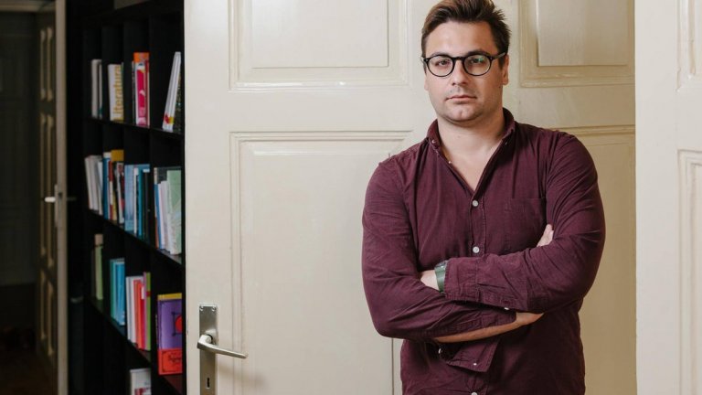 И ако ние си представяме тихо слънце с питие на плажа и книга в ръка, обгърнати от звука на вълните и аромата на морето, то лятото за Петър Денчев няма да е толкова кротка почивка. (Снимка: Яка Шулн)