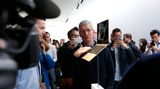 Но каквито и да са техническите му характеристики, най-коментирани си остават две неща - едното е, че Apple са избрали странния златист модел за презентацията си