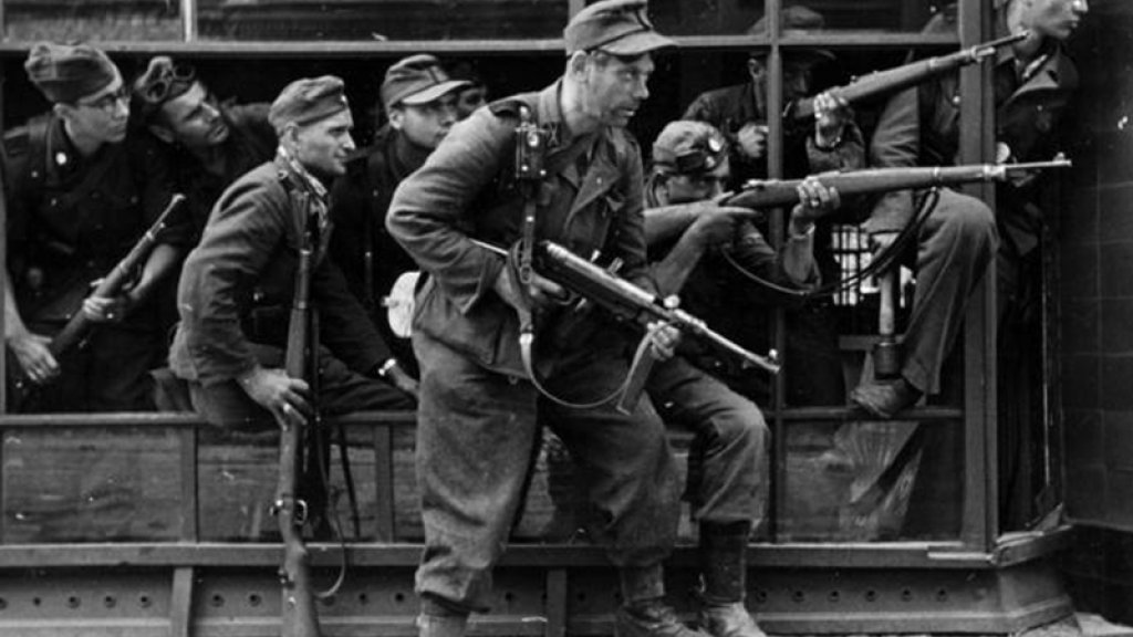 Bundesarchiv_Bild_183-97906,_Warschauer_Aufstand,_Straßenkampf_(2)