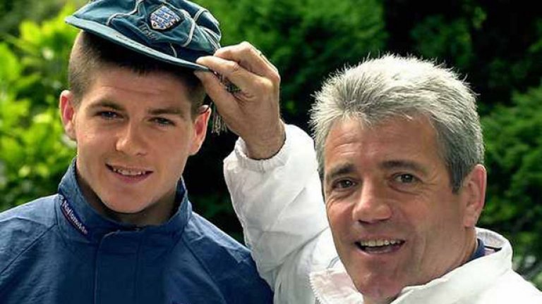 Селекционерът на Англия Кийгън дава първата шапчица за повиквателна в тима на дебютанта Стивън Джерард (2000 г.).