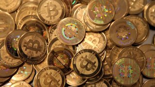 1-largest-bitcoin-exchange-suspends-withdrawals-si-1385720188210