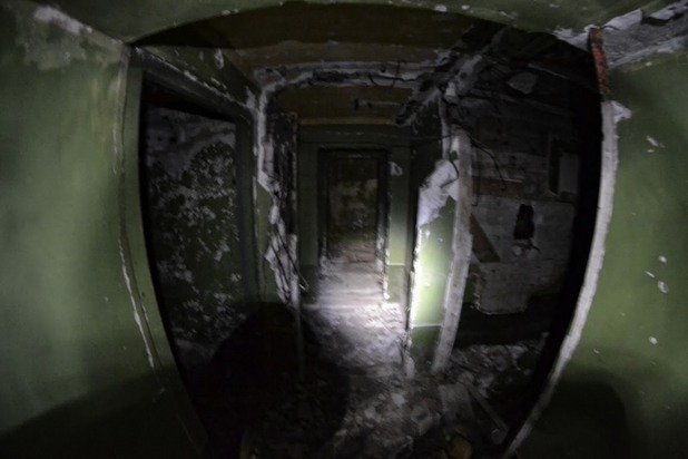 Подземната част на бункера представлява същински мрачен лабиринт. Слънчевата светлина не достига до това място, а многобройни гадинки са намерили убежище сред осеяните с разнообразни отломки помещения.