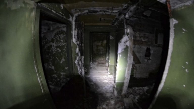 Подземната част на бункера представлява същински мрачен лабиринт. Слънчевата светлина не достига до това място, а многобройни гадинки са намерили убежище сред осеяните с разнообразни отломки помещения.