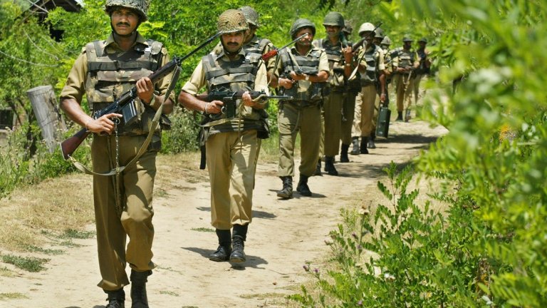 За премиера на Пакистан Имран Кан отговорът е "да". Той визира отмяната на автономния статут на щата Джаму и Кашмир и пращането на още повече индийски войници там. Кашмир е регион, който от десетилетия е повод за спорове между Индия и Пакистан като напрежението по темата ту утихва, ту се разпалва отново. (на снимката: индийски войници в Кашмир през 2002 г.)