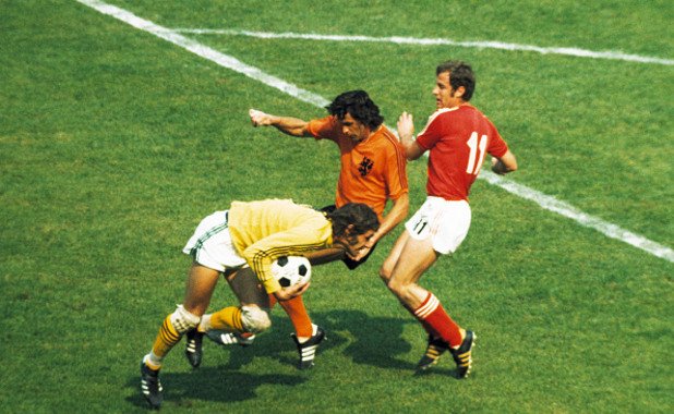 Партийци нареждат как да пазим Кройф

Холандия – България 4:1, 23 юни 1974 г., Дортмунд

Единственият мач между двата отбора на големи футболни финали. На световното в Германия през 1974 г. България и Холандия се падат в една група. В първите си две срещи нашите постигат равенства срещу Швеция (0:0) и Уругвай (1:1), което управляващите в София възприемат като провал. Издадено е нареждане, че трябва да бием Холандия на всяка цена. Сутринта преди мача в българския лагер пристига цяла делегация партийни величия от ЦК на БКП, предвождана от известния левскар от Политбюро Борис Велчев. Отговорните другари привикват на разбор треньора Христо Младенов. Месят се в определянето на състава, дават акъл кой да играе и кой не. Нещо повече – разпореждат, че холандският капитан Йохан Кройф трябва да бъде охраняван зоново, без да му се поставя персонален пазач. А футболистите са заплашени, че ако се изложат, у нас ще ги линчуват по партийни и профсъюзни събрания.
Унизени и със смачкано самочувствие, българските национали губят с 1:4 мача в Дортмунд. Два гола на Джони Реп от дузпи, и по един на Йохан Неескенс и Тео де Йонг носят победата за Холандия. За да не сме съвсем капо, към края Руди Крол си вкарва автогол. Сред голмайсторите обаче липсва Йохан Кройф, което показва, че партийните другари все пак са намерили решение за обезвреждането му.
