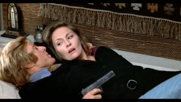 "Трите дни на Кондора" / Three Days of the Condor (1975) 
Шпионският трилър по романа на Джеймс Грейди, режисиран от Сидни Полак, представя Робърт Редфорд в ролята на разузнавач-анализатор, работещ в малка, почти незабележима кантора под контрола на ЦРУ. Дейността на "Кондора" и колегите му се изразява в това да търсят кодирани послания или ценна скрита информация из световните вестници, списания и нови книжни издания. Внезапно животът на главния герой се преобръща на 180 градуса, след като заварва колегите си разстреляни в офиса, и се оказва, че повече не може да има доверие на никого, дори на "Компанията". Ако харесвате Редфорд в образа на разузнавач, не го пропускайте и в трилъра "Шпионски игри" с Брад Пит.